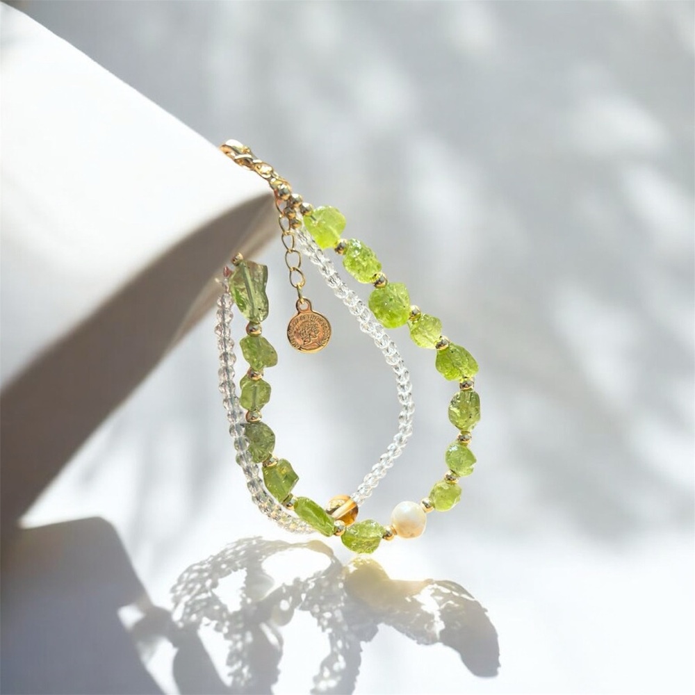 Elegant Green and Gold Women's Bracelet